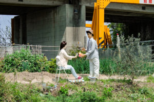 花束を渡す案山子（かかし）の写真