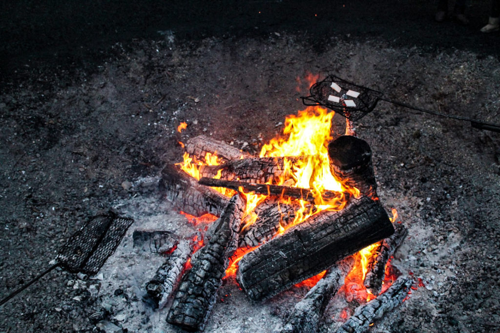 神社の焚き火で餅を焼くの写真