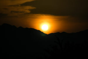 夕日、夜と夕方の境目の写真