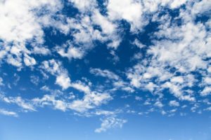 青空に薄くかかる白い雲