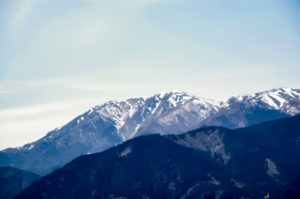 雪のかかった山