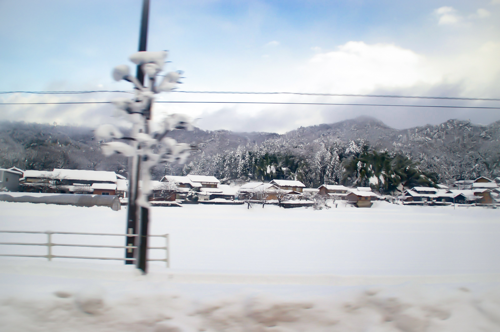 車窓から見える雪で真っ白な田舎