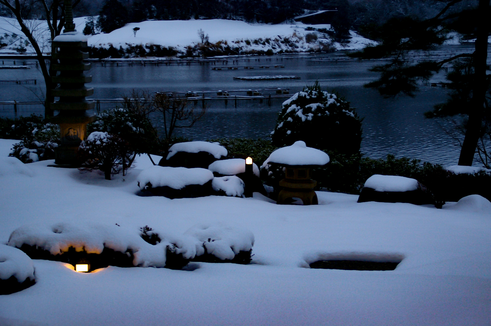 夕暮れの日本庭園、雪景色