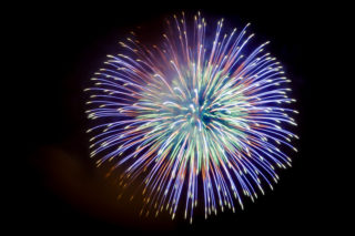 大きな青色の打ち上げ花火
