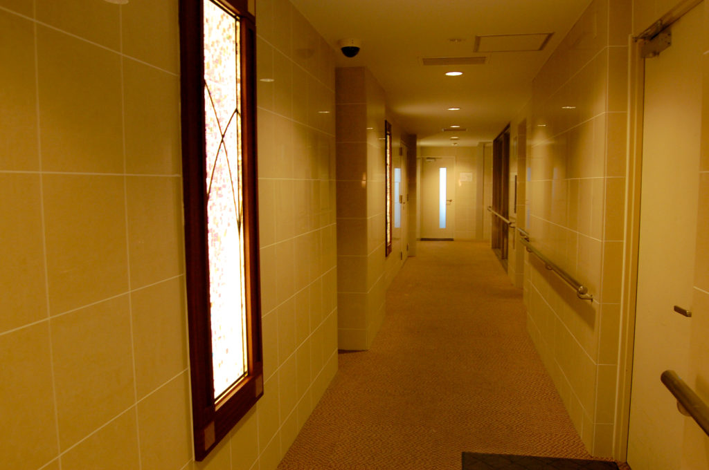間接照明で落ち着いた感じのマンションの廊下