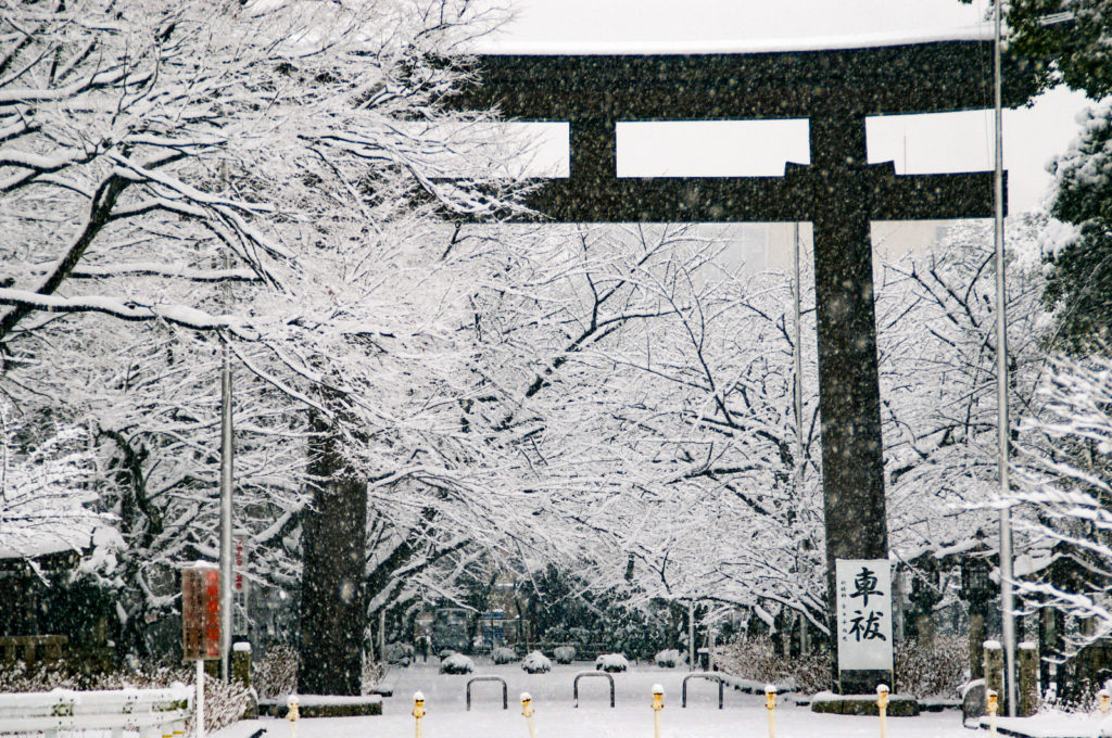 雪景色　神社の鳥居