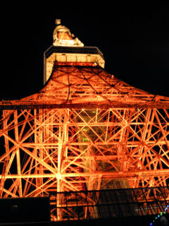 オレンジゴールドに光る夜の東京タワーを下から撮影