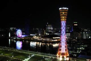 神戸ポートタワーと観覧車の夜景