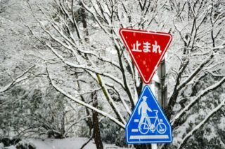 雪景色　止まれの標識
