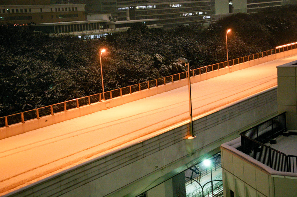 雪で通行止めの高速道路