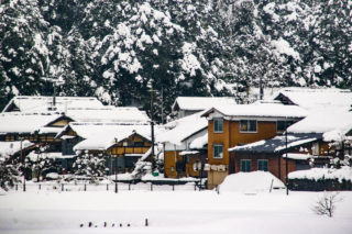 大雪が降り積もった民家