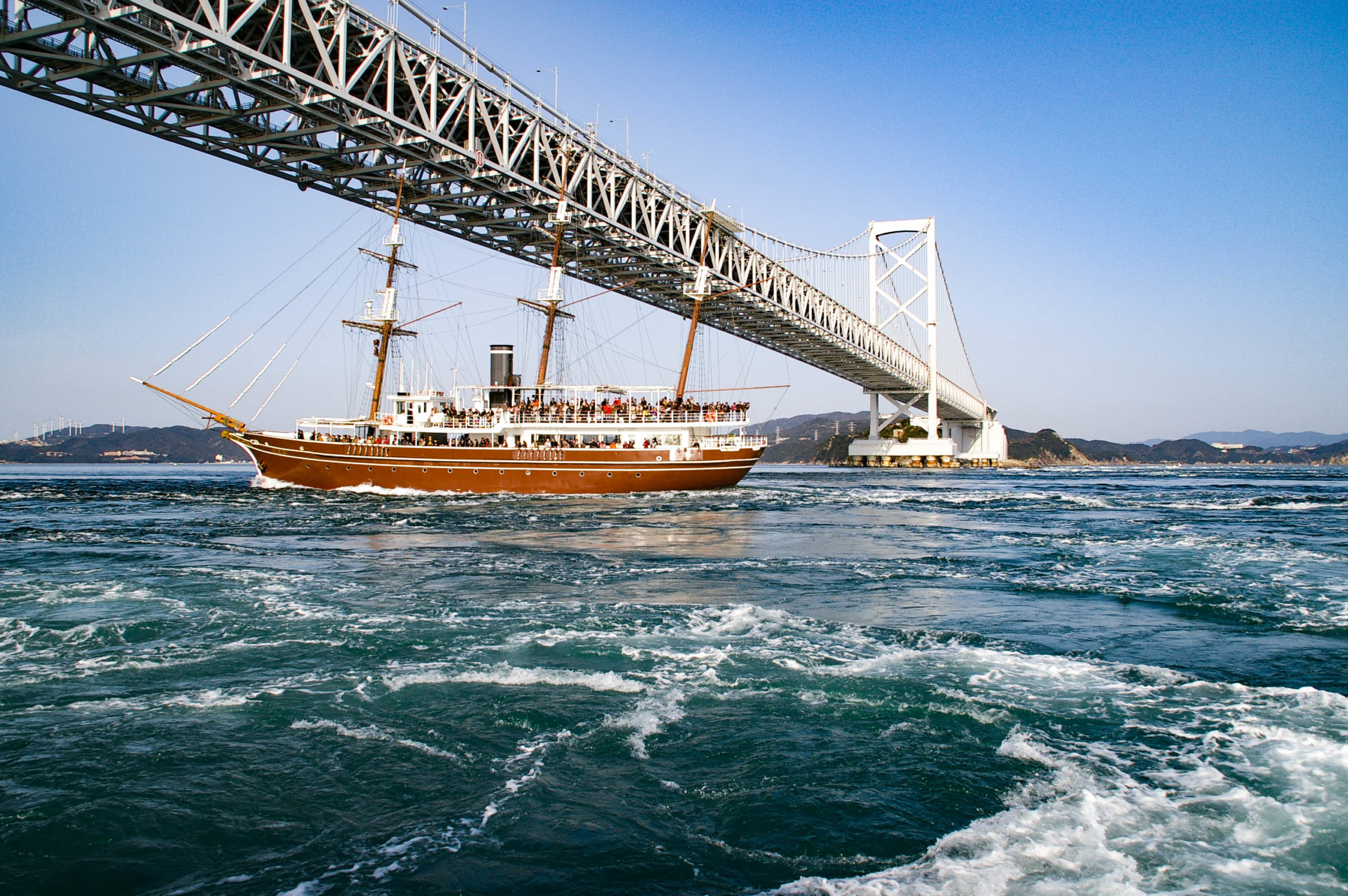 瀬戸大橋と遊覧船の写真