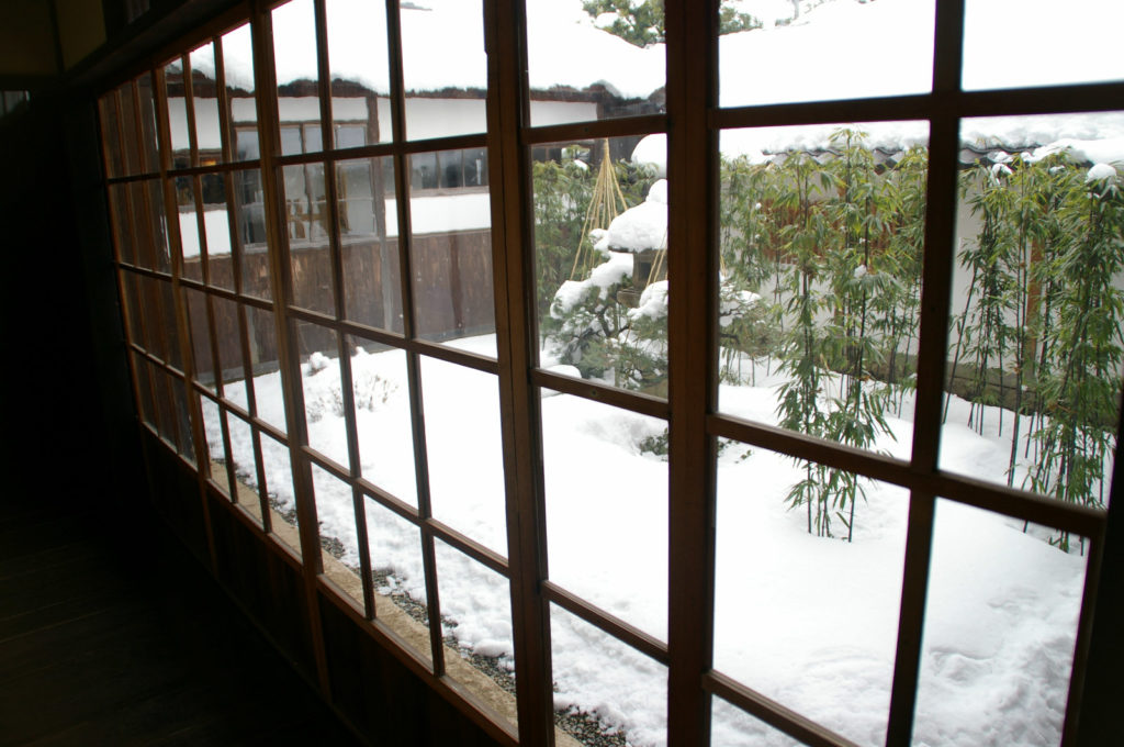 古い建物の中から中庭の雪景色を見る