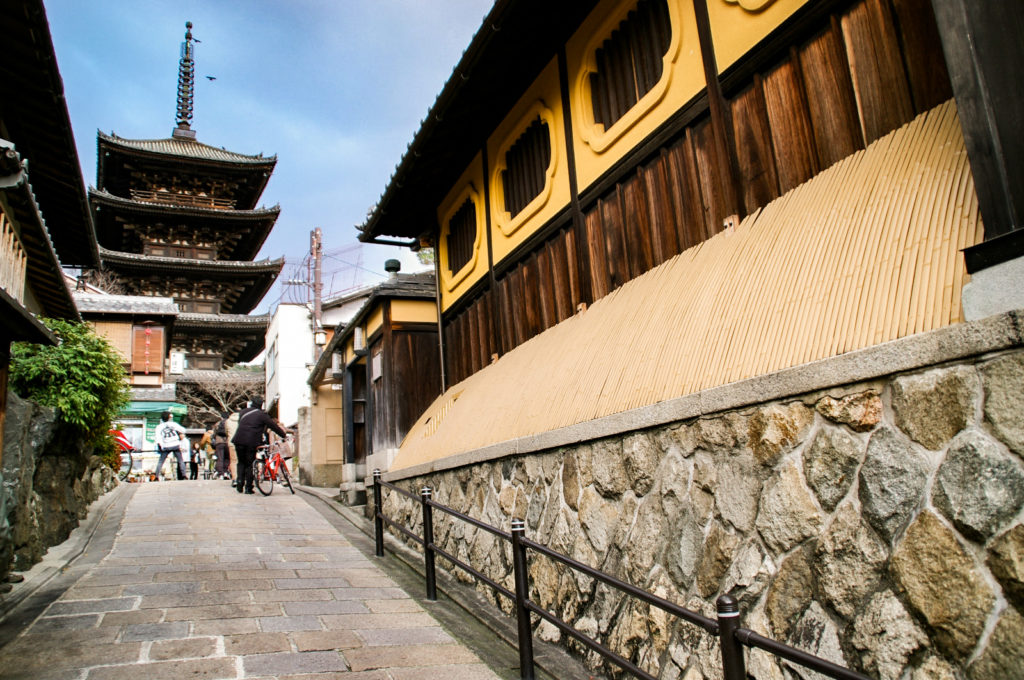 京都 石畳の路地と五重の塔
