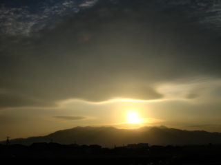 町を包む夕日のカーテン