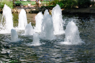 小高く水しぶきを上げる噴水