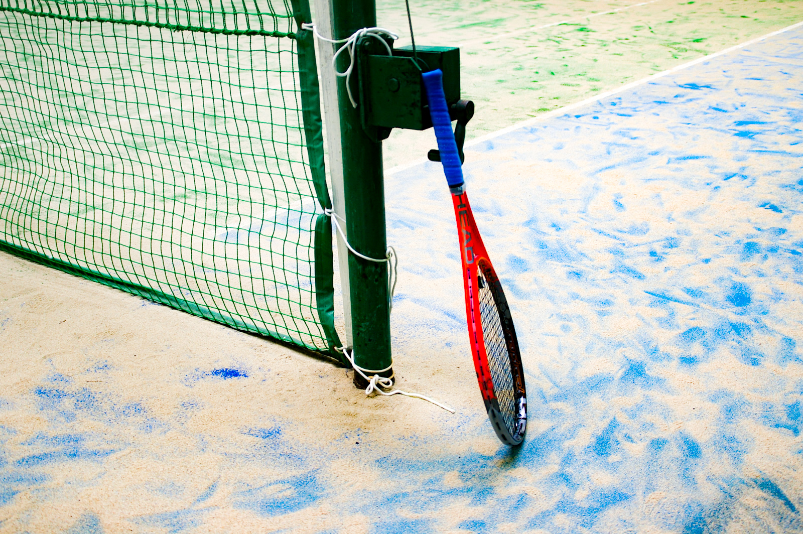 ネットに立てかけたテニスラケット 無料画像 フリー写真素材 Activephotostyle