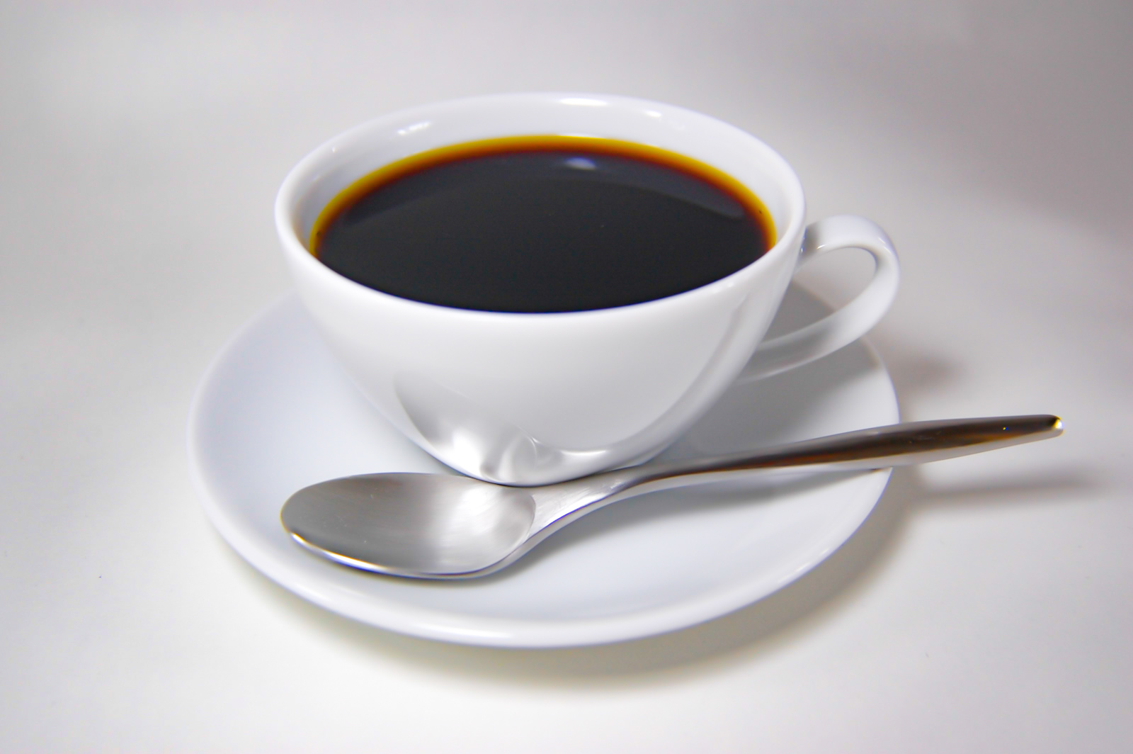 コーヒーカップに入れたブラックコーヒー