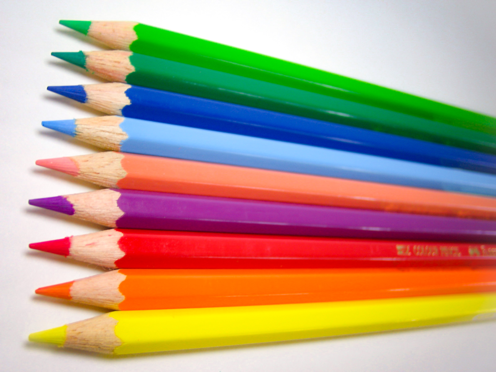 綺麗に並んだ9色の色鉛筆