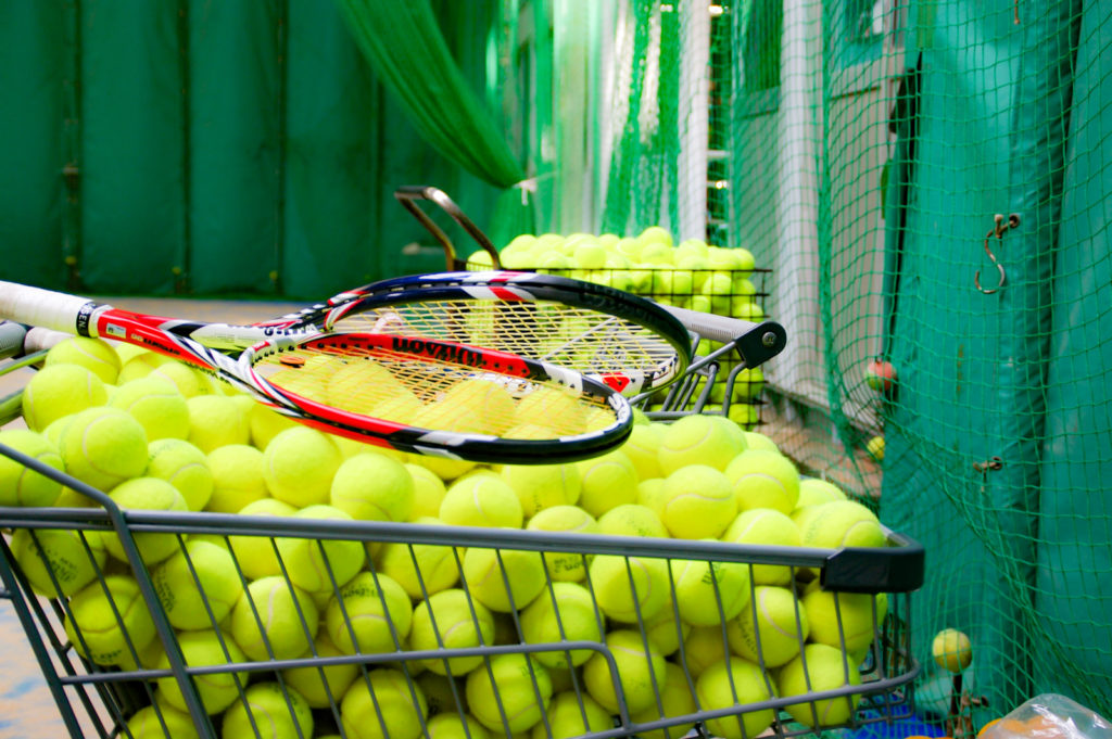 テニスの練習用カゴボールとラケット