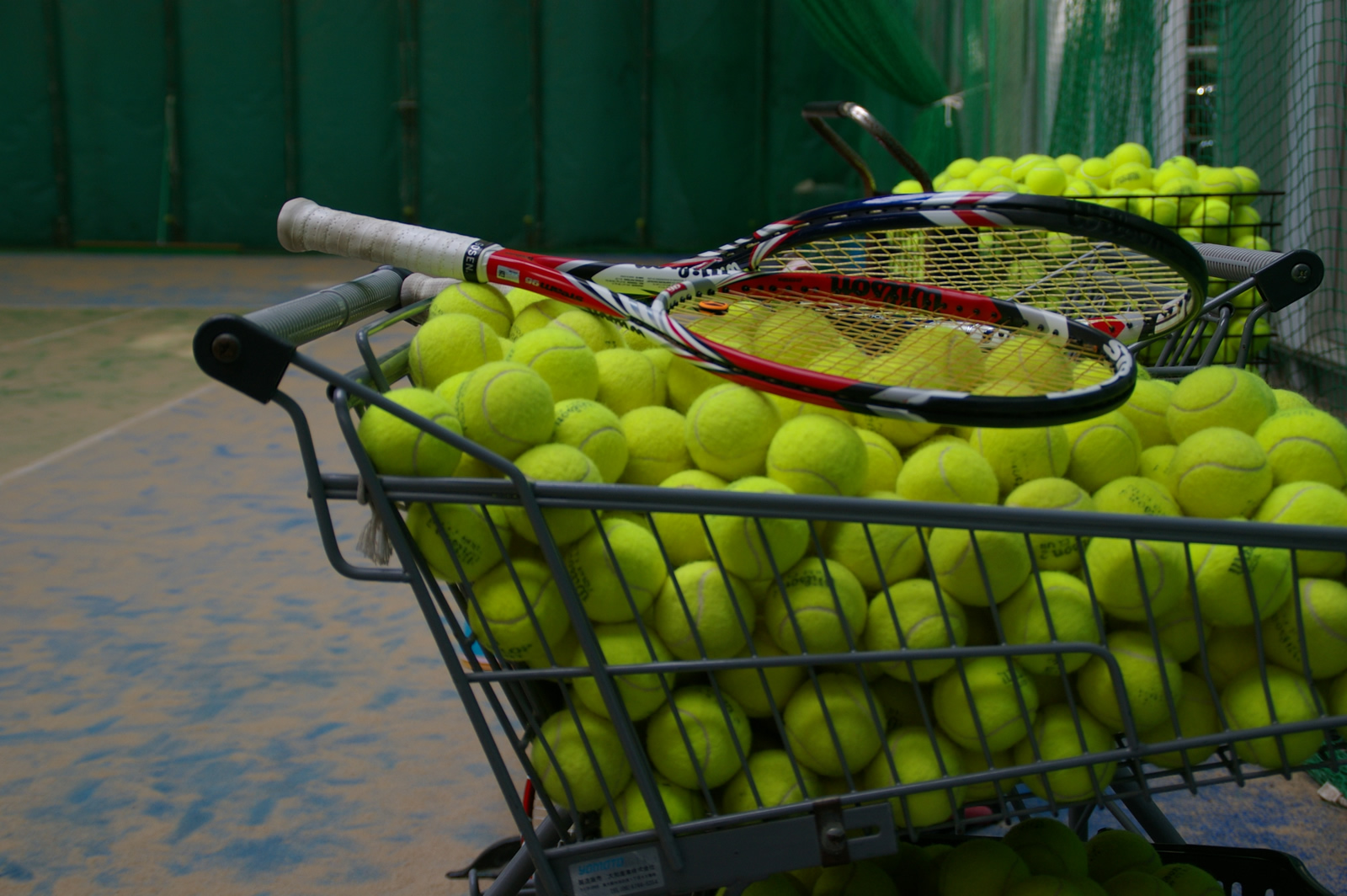インドアテニスコートと練習用カゴボール 無料画像 フリー写真素材 Activephotostyle