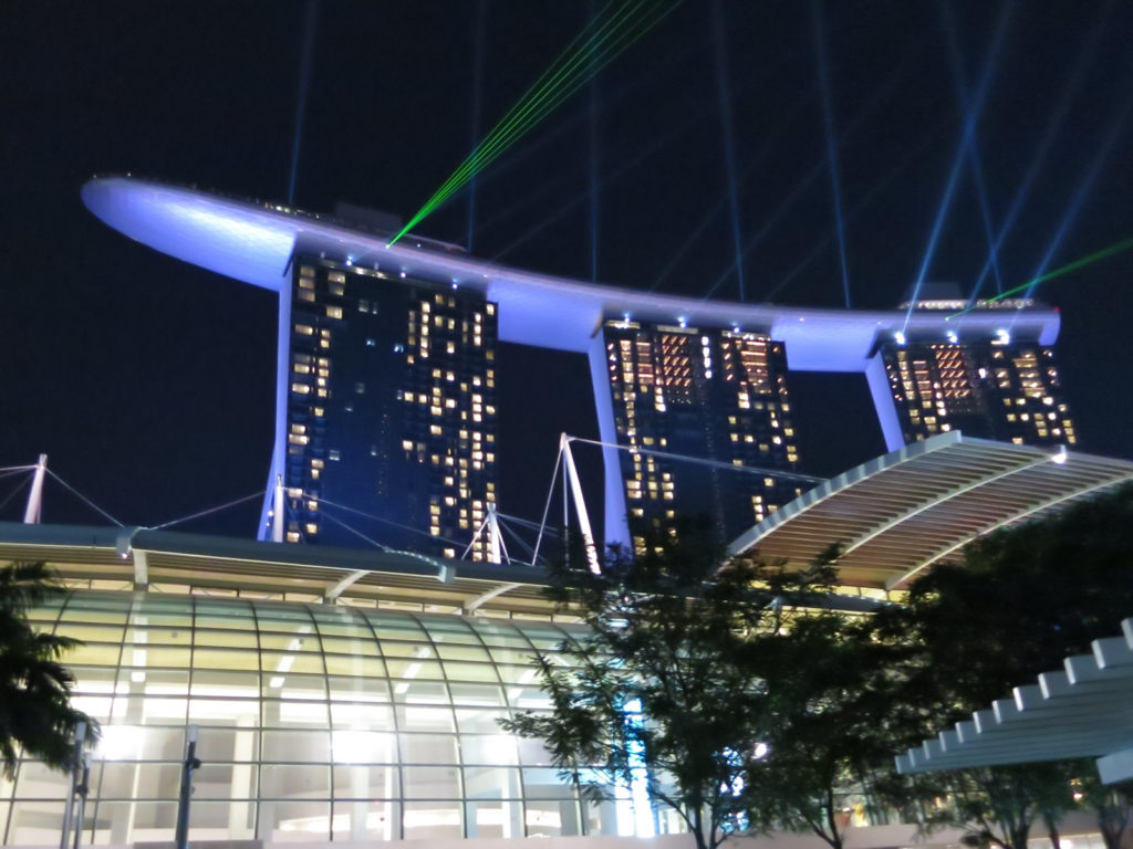 シンガポールのホテル・マリーナベイサンズの夜景