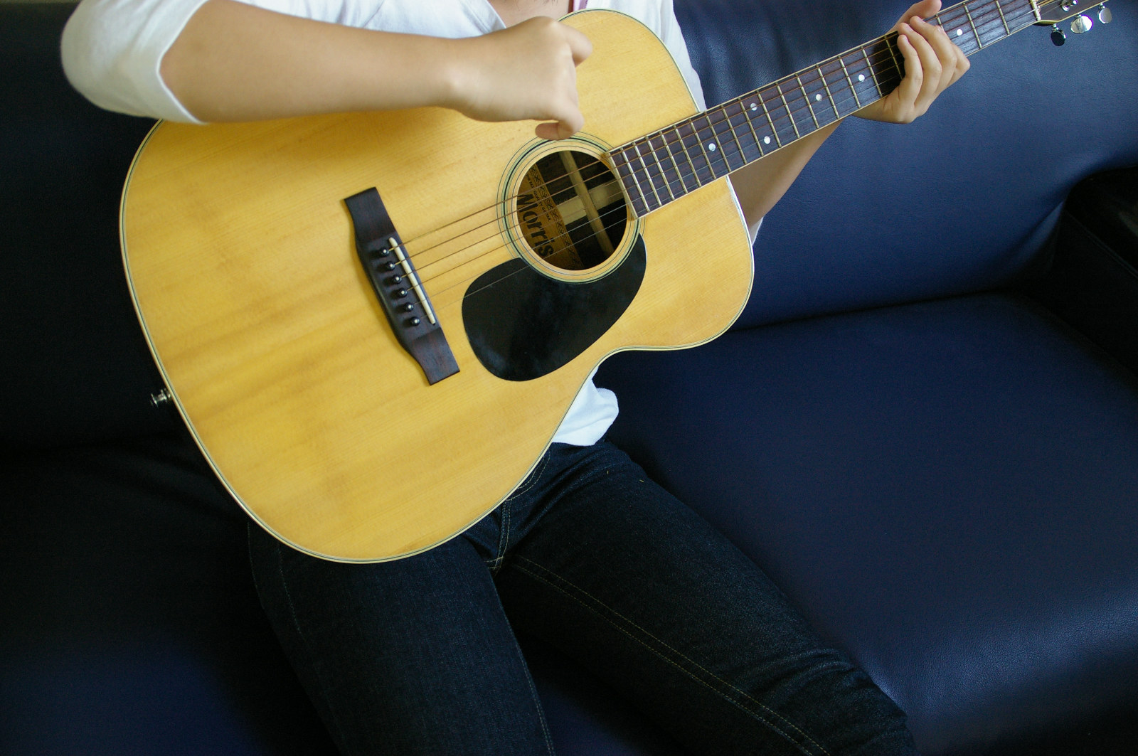 アコースティックギターを引く女性 無料画像 フリー写真素材