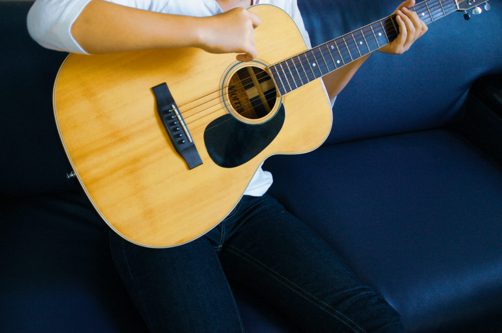 アコースティックギターを引く女性 – 無料画像・フリー写真素材｜ActivePhotoStyle