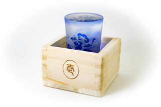 お酒が注がれた桝酒の写真