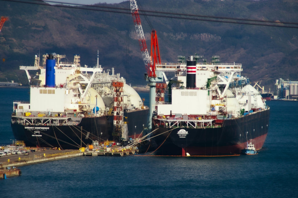 港に停泊する２隻のタンカーの写真
