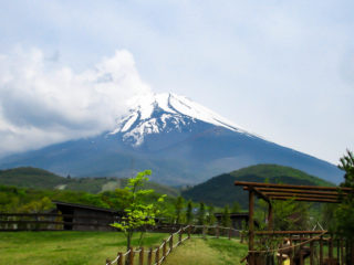 不安定な天候から抜けた富士山の写真