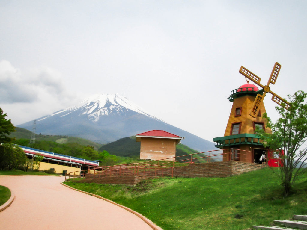 こどもの国の風車と富士山の写真
