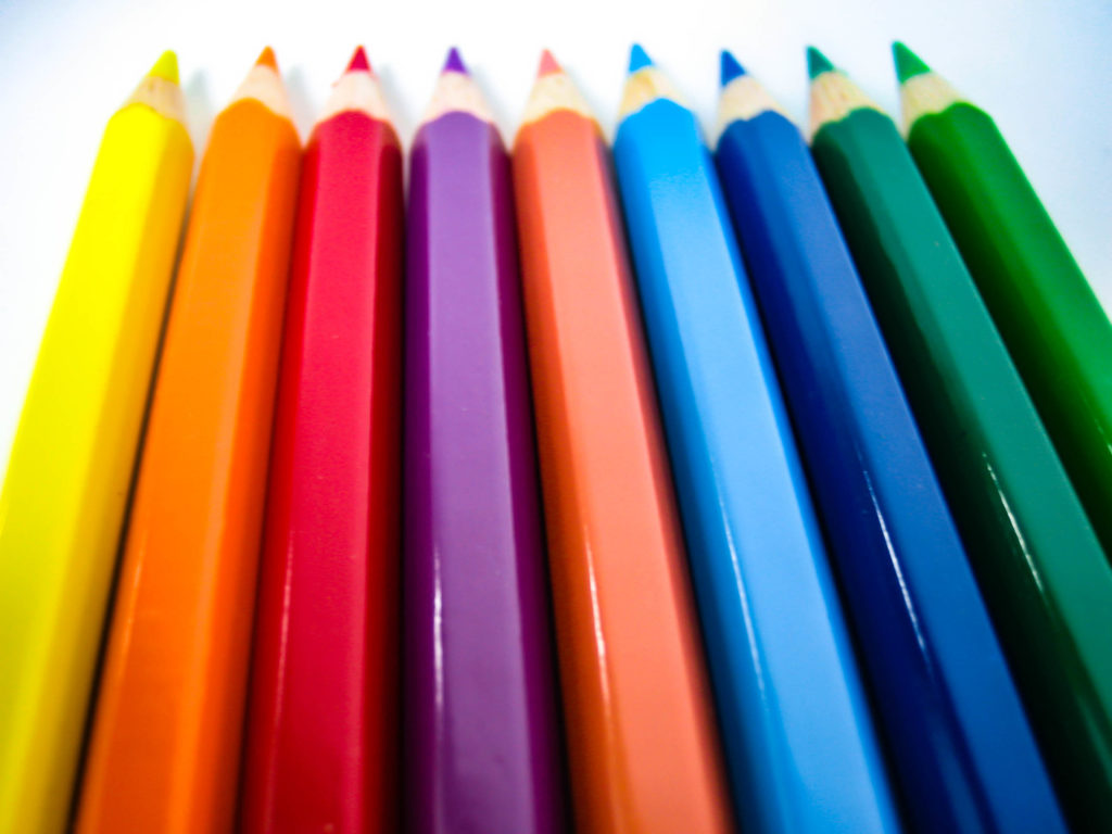 整列した色鉛筆の写真