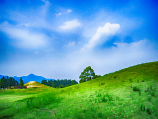 公園の丘と芝と雲の写真