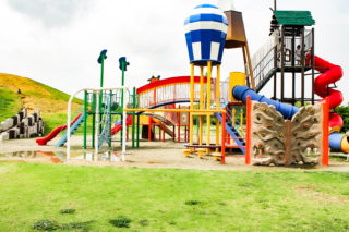 公園の遊具ジャングルジムの写真