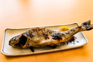 釣り堀で釣ったニジマスの塩焼きの写真