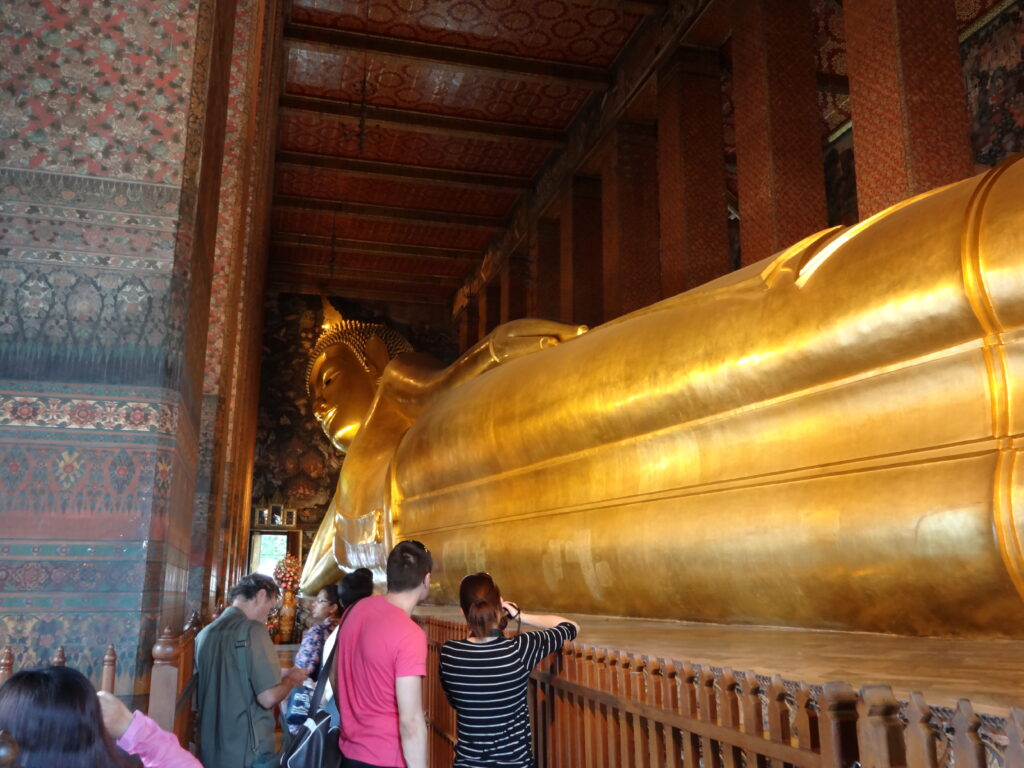横たわる涅槃仏の全景（ワットポー）